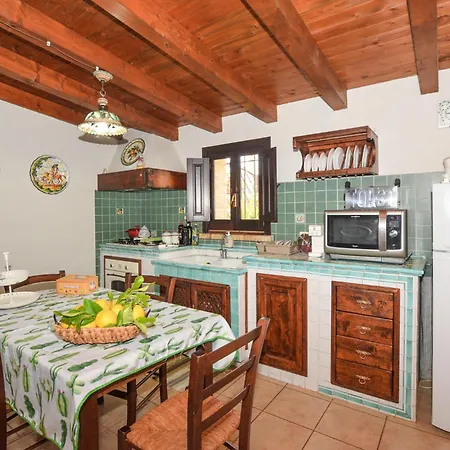 Cozy In Siracusa With Kitchen Feriehus